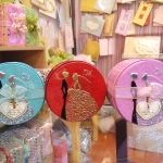 กล่องโลหะกลม ลายบ่าวสาว