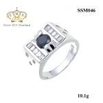 แหวนผู้ชาย ประดับเพชรCZ ดีไซน์เรียบหรู มีสง่าราศรี หน้าแหวนฝังเพชรกลมดำ ข้างๆฝังเพชรเรียงแถวด้วยเพชรแทปเปอร์ โดดเด่น สะดุดตา ใส่สบายไม่อับชื้น เพชรเงางามส่องแสงแวววาว