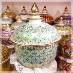 โถเบญจรงค์มุก ทรงเจดีย์ ขนาด 5 นิ้ว แพคผ้าลายทอง พร้อมโบว์