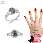 แหวนทองคำขาว ประดับเพชร CZ แหวนดอกไม้ฝังเพชรกลมขาว ประดับพลอยสีรุ้งทรงรูปไข่ตรงกลาง บ่าฉลุฝังเพชรเรียงแถว 2 แถว ดีไซน์สวยเพิ่มความโดดเด่นให้กับเรียวนิ้ว