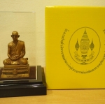 พระบรมรูป ในหลวงทรงผนวช รุ่นพลังแผ่นดิน รูปหล่อทรงผนวช หน้าตัก2นิ้ว เนื้อโลหะสัมฤทธิ์นอกใต้ฐานบรรจุเส้นพระเจ้า (เส้นผม) และผงจิตรลดา ปี 2554 หายาก สร้างน้อยตามจำนวนสั่งจอง