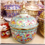 โถเบญจรงค์มุก ทรงเจดีย์ ขนาด 5 นิ้ว แพคผ้าลายทอง พร้อมโบว์