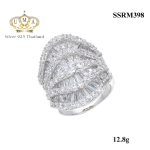 แหวนทองคำขาว ประดับเพชร CZ แหวนดีไซน์หรูหรา ดูเลอค่า คลาสสิกสไตล์เจิดจรัสแบบไร้ที่ติ งานสุดเนี้ยบคงความหรูหราและมีมนต์สเน่ห์น่าจับจอง