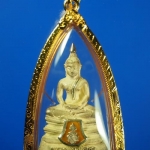 รูปหล่อ พระกริ่ง หลวงพ่อโสธร ปี 2547 พระนามย่อ ญ.ส.ส. เนื้อเงินพ่นทราย รุ่นมหามงคล พิธีมหาพุทธาภิเษก ณ พระอุโบสถวัดโสธรวรารามวิหาร จังหวัดฉะเชิงเทรา เลี่ยมทองคำแท้