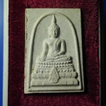 พระพุทธชินสีห์ ภปร. ทันโต เสฏโฐ ปี 2533 พิมพ์ใหญ่ มวลสารพระทนต์ในหลวงรัชกาลที่9 และ ผงจิตรลดา ฝังพลอยเสก พร้อมกล่องเดิม # E