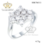 แหวนเพชรcz ประดับเพชร CZ แหวนดอกไม้ ก้านแหวนบิดเล็กน้อย ให้ลุคกลางวันสบายๆ เปล่งประกายแวววาวตั้งแต่เช้าจรดค่ำ แหวนเก๋ดูดีใส่ได้ตลอดทุกโอกาส