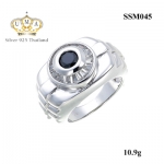 แหวนผู้ชาย ประดับเพชรCZ แหวนเพชรชายสไตล์หรูหราโอ่อ่า ฝังเพชรกลมดำตรงกลาง ล้อมรอบเพชรแทปเปอร์ ช่วงบ่าฉลุร่องไล่ระดับเป็นชั้นๆ มีสง่าราศีโดดเด่นภูมิฐาน ดูมีบุคลิค