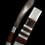 มีดหมอ ยุคต้น หลวงพ่อบุญมี อิสสโร (พระครูอาทรสิกขกิจ) วัดเขาสมอคอน ลพบุรี งานศิลป์ช่างตี๋ (ช่างหลัก) ด้ามไม้ฝักไม้ ขนาดพกพา ทรงกรีกุ้ง ถักจีวรหลวงพ่อที่ฝักมีด พร้อมใช้ สภาพบ้านๆเดิมๆ รับประกันแท้สากล 100%