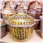 โถเบญจรงค์มุก ทรงเจดีย์ ขนาด 5 นิ้ว แพคผ้าลายทอง พร้อมโบว์