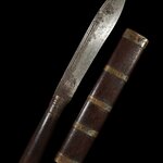 มีดหมอ มีดเทพศาสตรา ขนาดพกพา หลวงพ่อเดิม พุทฺธสโร (พระครูนิวาสธรรมขันธ์) วัดหนองโพ นครสวรรค์ ยุคต้น ด้ามไม้ฝักไม้ ลายเสมา วัสดุใบมีดเก่าถึงยุค ลายตอกมาตรฐาน มีในหนังสือชัดเจน ความยาวรวมฝัก 10.2 นิ้ว