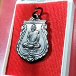เหรียญเสมา รุ่นแรก (รุ่น1) หลวงปู่มหาเจิม ปัญญาพโล (พระครูภาวนาปัญญาดิลก) วัดสระมงคล อ.กำแพงแสน จ.นครปฐม ปี 2549 พระคัด จมูกโด่ง ขอบเต็ม สภาพเดิมผิวเดิม ไม่ผ่านการใช้ กล่องเดิมจากวัด รัปประกันแท้ 100% (เหรียญเสมาหยุดกระสุน เหรียญประสบการณ์)#12