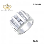 แหวนพลอยผู้ชาย ประดับเพชรCZ แหวนเพชรหนีบ ฝังเพชรกลมขาว 3 เม็ด ข้างๆฝังเพชรเรียงแถวด้วยเพชรแทปเปอร์ ไล่ระดับชั้นกันได้อย่างลงตัว ดูสวยงาม แข็งแรง ดีไซน์เรียบหรู สไตล์ผู้ดี