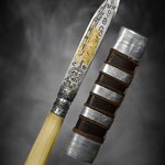 มีดหมอ มีดเทพศาสตรา หลวงพ่อบุญมี อิสสโร(พระครูอาทรสิกขกิจ)วัดเขาสมอคอน ลพบุรี งานตอกศิลป์ช่างเมือง(ช่างหลัก)ด้ามงาฝักไม้ กั่นตอกลายโคนบัว ขนาดปากกา แท้ทันหลวงพ่อปลุกเสก ประมาณปีพ.ศ.2510-2522 มีดยุคกลาง สถาพนอนหิ้งปิดทองเดิมๆไม่ผ่านการใช้งาน