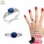 แหวนเพชรcz ประดับเพชร CZ แหวนชูประดับพลอยทรงกลมเหลี่ยมเกสรสีน้ำเงิน ฉลุบ่าฝังเพชรเรียง 2 แถว ดีไซน์ระดับนางพญา ประกายระยิบระยับ เรียกว่าขยับนิ้วที่นี่แสบตาเลยล่ะค่ะ