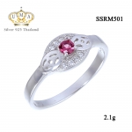 แหวนทองคำขาว ประดับเพชร CZ แหวนฉลุทรงมาร์คีย์ ประดับพลอยกลมเหลี่ยมเกสรสีชมพู ล้อมรอบเพชรกลมขาว ดีไซน์สวยเพิ่มความโดดเด่นให้กับเรียวนิ้ว ให้ลุคของคุณดูสง่า