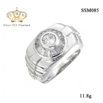 แหวนผู้ชาย ประดับเพชรCZ แหวนเพชรชายสไตล์หรูหราโอ่อ่า ฝังเพชรกลมขาวตรงกลาง ล้อมรอบเพชรแทปเปอร์ ช่วงบ่าฉลุร่องไล่ระดับเป็นชั้นๆ มีสง่าราศีโดดเด่นภูมิฐาน ดูมีบุคลิค