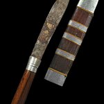 มีดหมอ มีดเทพศาสตรา หลวงพ่อบุญมี อิสสโร (พระครูอาทรสิกขกิจ) วัดเขาสมอคอน ลพบุรี งานตอกลายศิลป์ช่างตุ๋ย ด้ามไม้ฝักไม้ ขนาดพกพา ความยาวรวมฝัก 9 นิ้ว แท้ทันหลวงพ่อปลุกเสก ประมาณปี พ.ศ. 2510 - 2522 สภาพบ้านๆเดิมๆ รับประกันแท้สากล 100%