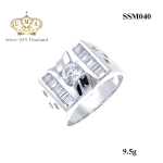 แหวนผู้ชาย ประดับเพชรCZ ดีไซน์เรียบหรู มีสง่าราศรี หน้าแหวนฝังเพชรกลมขาว ข้างๆฝังเพชรสี่เหลี่ยมเรียงแถว โดดเด่น สะดุดตา ใส่สบายไม่อับชื้น เพชรเงางามส่องแสงแวววาว
