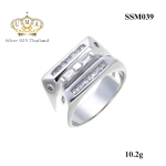 แหวนเงินผู้ชาย ประดับเพชรCZ ดีไซด์แบบสุภาพ เก๋ๆ งานขึ้นมือคะ ตัวเรือนแน่นหนาแข็งแรง เพชรวิ้งได้ใจ ใส่แล้วเพชรเต็มนิ้วมากเลยค่ะ ใส่ได้ทุกโอกาส