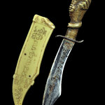 มีดหมอ มีดครู อ.ชุม ไชยคีรี พิธีปลุกเสกยิ่งใหญ่ พิธีพรหมศาสตร์ขนาด6นิ้ว ปี 2519 ตัวมีดผสมเหล็กตามตําราดาบฟ้าฟื้นใบมีดลงอักขระคาถาเทพศาตราวุธ สักกัสสะวชิราวุธัง และจักรนารายณ์ ด้ามมีดเป็นเศียรพระพิฆเนศอุดกริ่งวิเศษ พร้อมบัตรรับรองสมาคม รับประกันแท้สากล