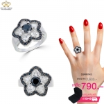 แหวนเพชรcz ประดับเพชร CZ แหวนดอกไม้ประดับพลอยกลมเหลี่ยมเกสรสีดำ กลีบดอกฝังเพชรสามเหลี่ยม ล้อมรอบเพชรกลมดำ ใส่ช่วยเติมลุคหรูหราให้กับตัวคุณเอง พร้อมเฉิดฉายเปล่งประกายชวนหลงใหลได้ทุกช่วงเวลา