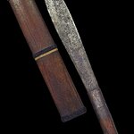 มีดหมอ มีดเทพศาสตรา ขนาดควาญช้าง หลวงพ่อเดิม พุทฺธสโร (พระครูนิวาสธรรมขันธ์) วัดหนองโพ นครสวรรค์ ยุคต้น ยาว 16 นิ้ว ด้ามไม้ ฝักไม้ ลายเสมาเปลวเพลิง ศิลป์ชาวบ้าน วัสดุใบมีดเก่าถึงยุค สนิมขุมเก่าถึงอายุมีด 100 กว่าปี ลายตอกมาตรฐาน มีในหนังสือชัดเจน