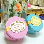 กล่องโลหะกลม คาดด้วยป้ายไดคัทใหญ่