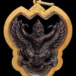 พญาครุฑ หลวงปู่เส็ง วัดบางนา จ.ปทุมธานี เนื้อตะกั่วอาบทองแดง ปีพ.ศ. ๒๕๒๒ รุ่นแรก เป็นรุ่นแรกของเมืองไทยที่ได้รับพระบรมราชานุญาติจากสำนักพระราชวังในการจัดสร้างอย่างถูกต้องเผื่อให้ผู้คนได้นำมาสักการะบูชา พระคัด จมูกคม ผิวรุ้งทองแดง เลี่ยมทอง พร้อมบัตรรับรอง