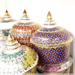 โถเบญจรงค์มุก ทรงเจดีย์ ขนาด 5 นิ้ว แพคผ้าลายทอง พร้อมโบว์