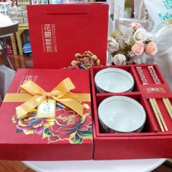 ชุดชามตะเกียบรับไหว้ กล่องแดงลายดอกโบตั๋น