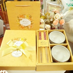 ชุดชามตะเกียบรับไหว้ กล่องสีเหลืองทอง ลายช่อดอกไม้