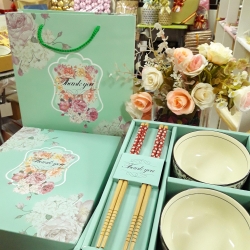 ชุดชามตะเกียบรับไหว้ แบบ 2 ชุด/กล่อง คาดโบว์ พร้อมป้ายชื่อ และถุงหูหิ้ว