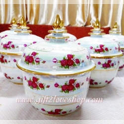 โถเบญจรงค์มุกลายกุหลาบ ทรงเจดีย์ ขนาด 6 นิ้ว แพคผ้าลายทอง พร้อมโบว์