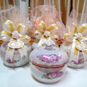 ชุดเบญจรงค์รับไหว้